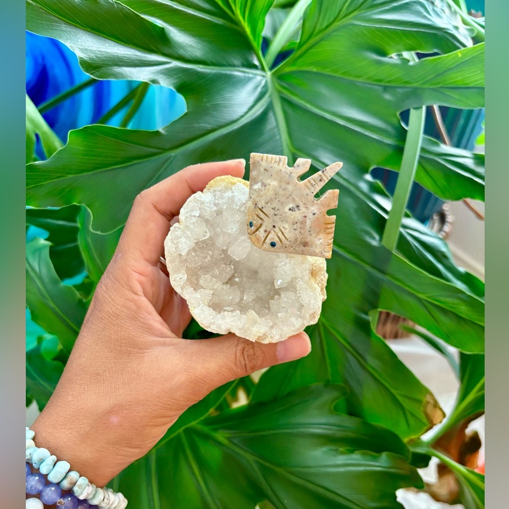 Stingray on Quartz Geode